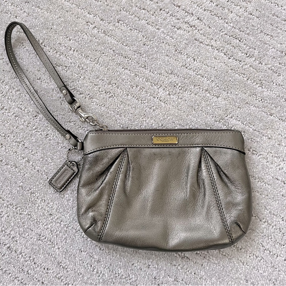 ⭐️22/$20⭐️Coach Metallic Pewter Leather Wristlet Clutch